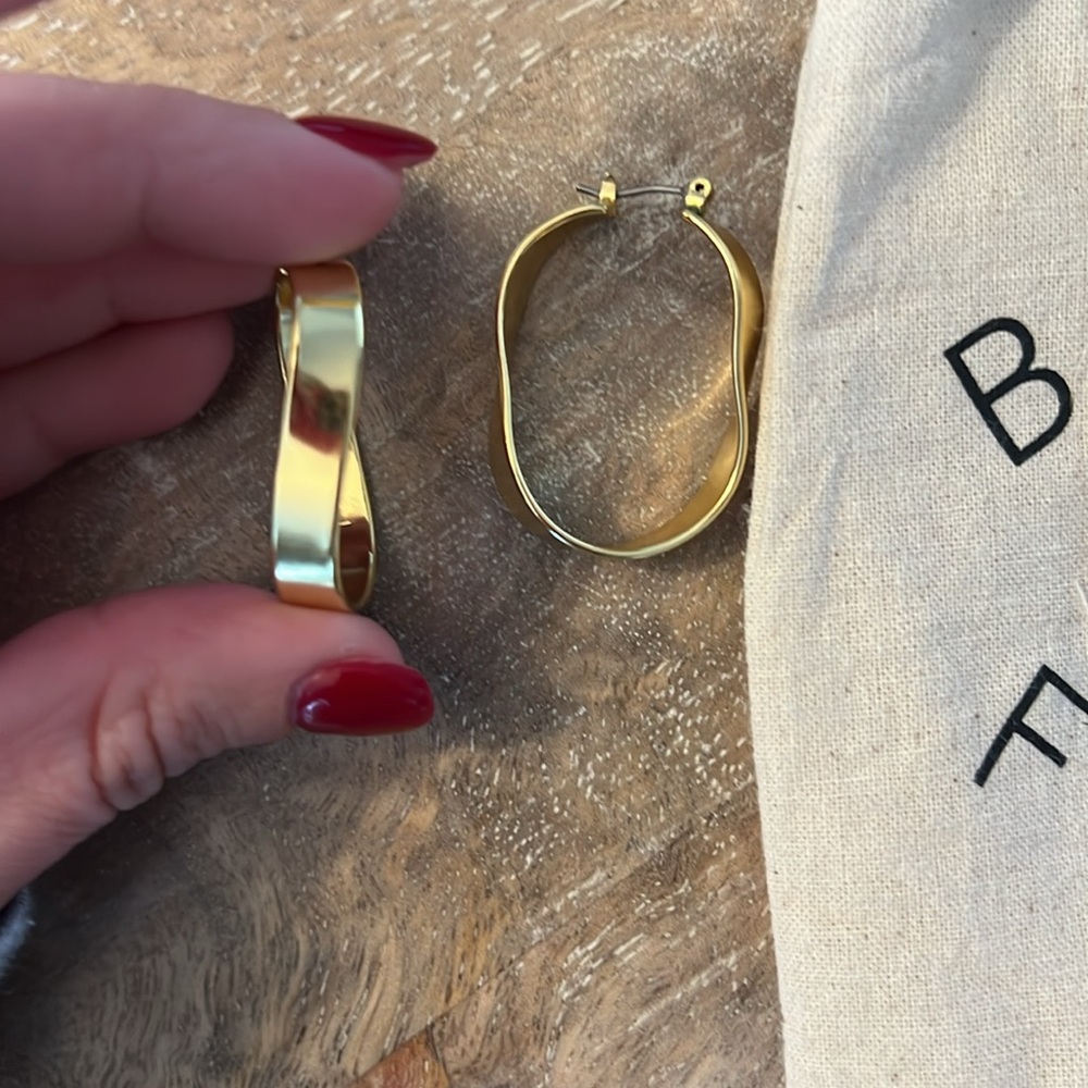 NWOT Madewell wavy hoop earrings - Picture 2 of 3